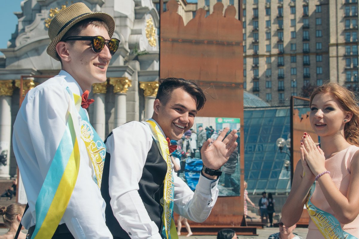 В белых рубашках и нарядных платьях экс-школьники красовались на Крещатике