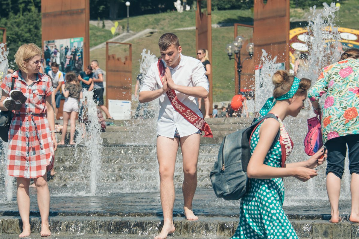 Парни боялись намочить брюки