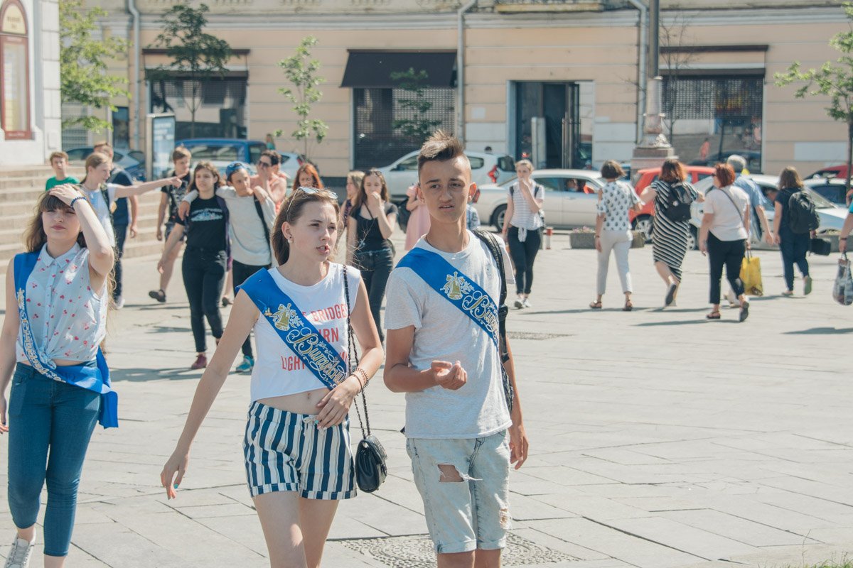 Не все захотели выглядеть празднично и нарядно 