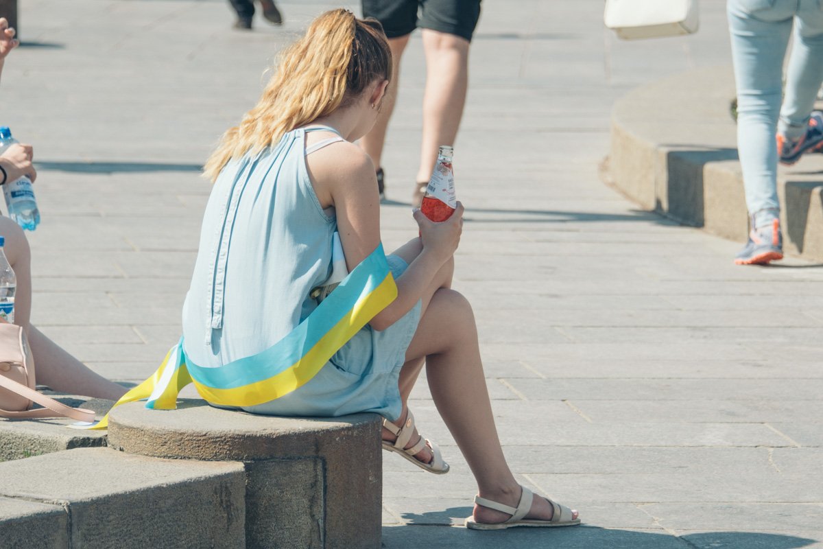 Последний звонок кто-то праздновал и в одиночестве