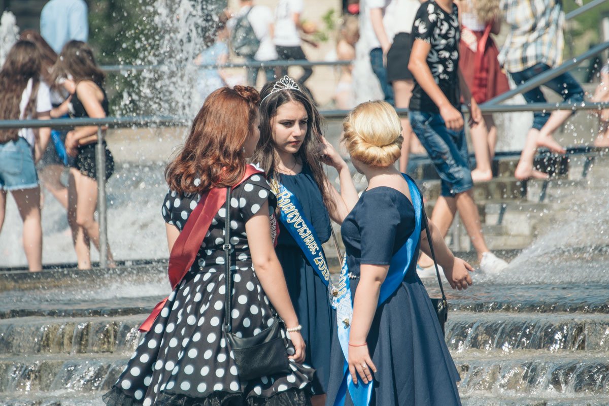 Платья киевских выпускниц были одно ярче другого