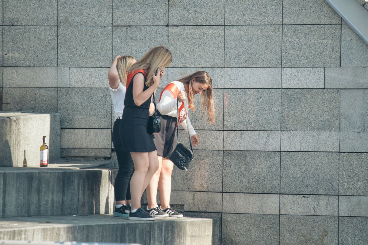 Один классы разделились и праздновали Последний звонок группками 