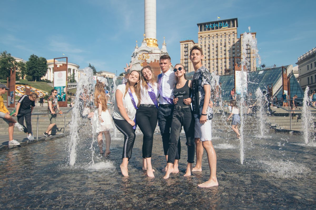 Мокрые, но счастливые экс-школьники