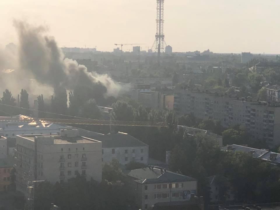 Черный дым затянул небо