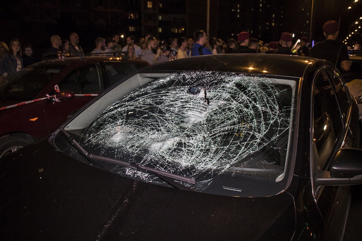 Удар пришелся на лобовое стекло
