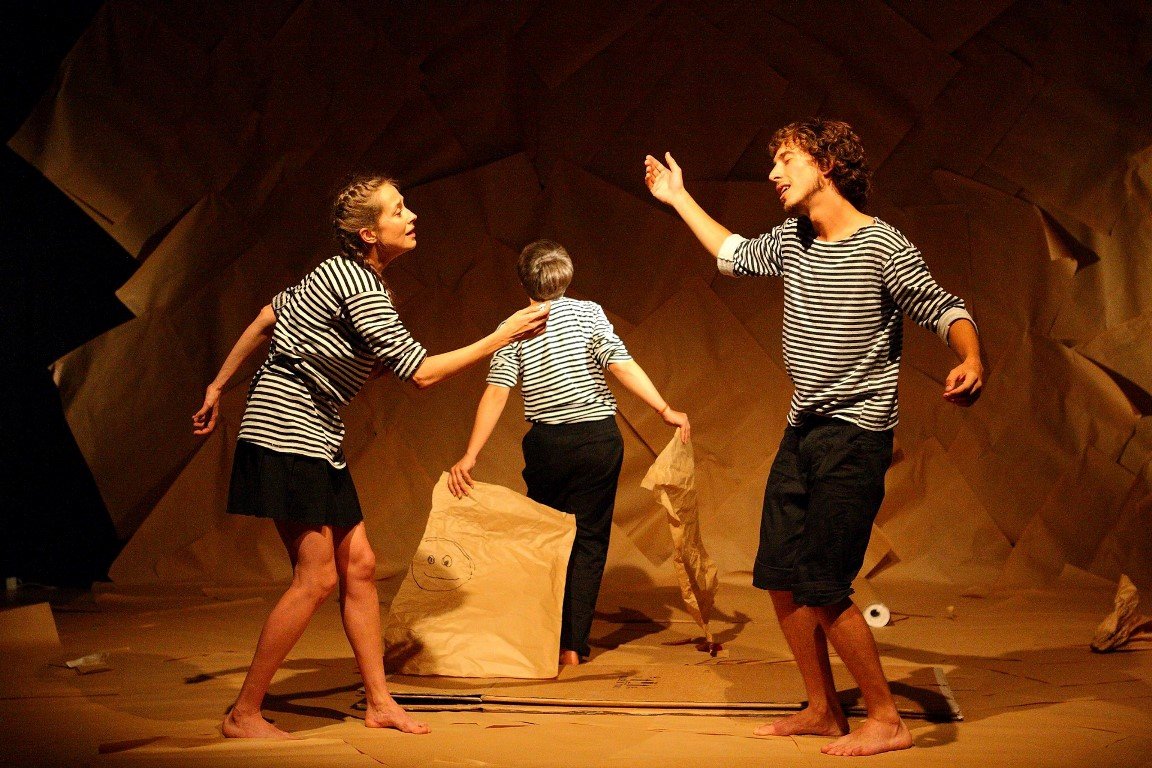 Это своего рода эксперимент, сочетание визуальных элементов и пластики, метафор и символов Это своего рода эксперимент, сочетание визуальных элементов и пластики, метафор и символов