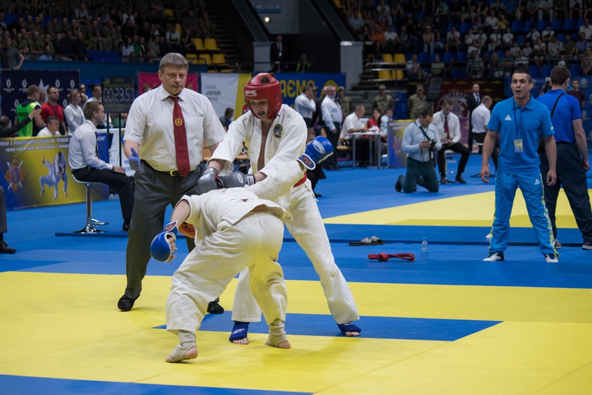 К слову, одновременно проходят три боя в семи весовых категориях