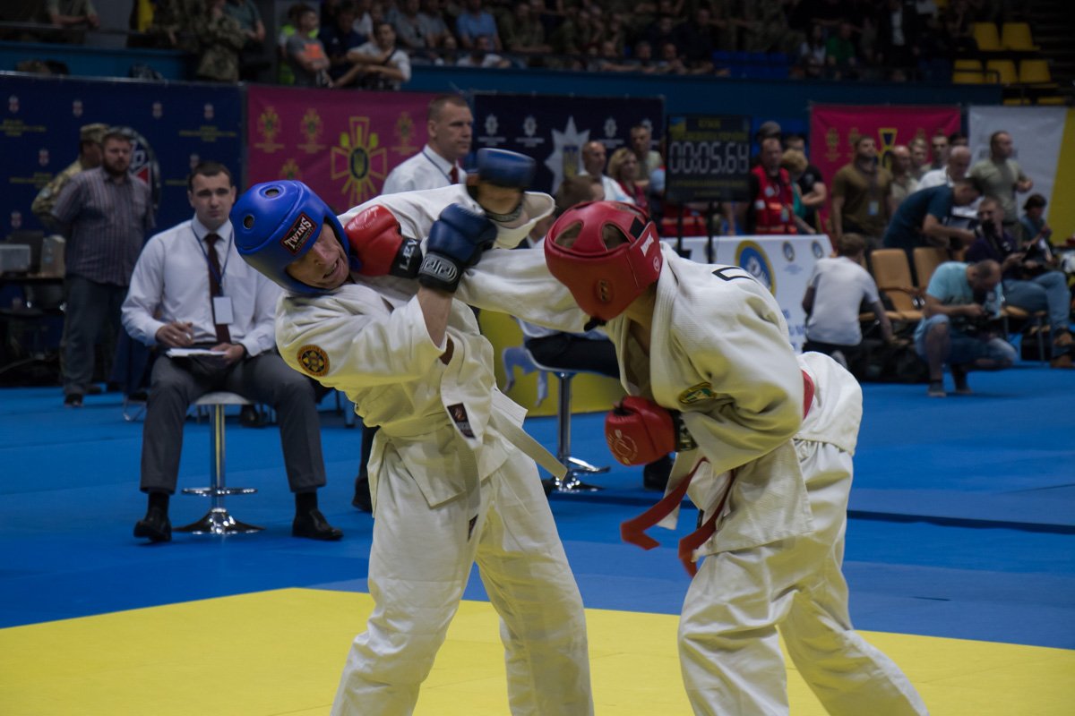 Участие в турнире приняли те, кто недавно познакомился с данным видом борьбы, мастера спорта по рукопашному бою и профессиональные спортсмены