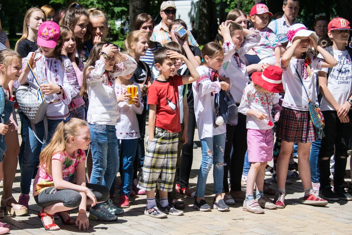 Оййй, опять каша, могли бы в праздник и пироженко дать!