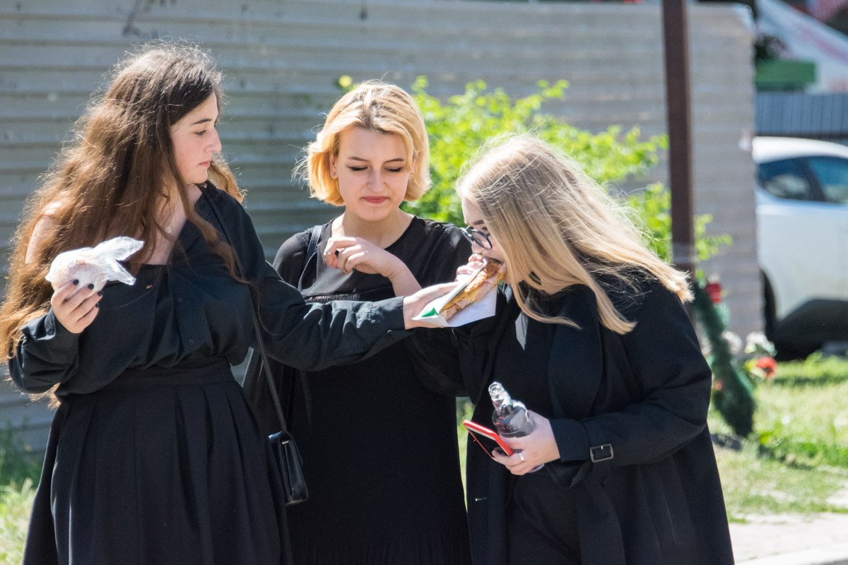 Сбежали из Хогравдса за вкусняшками