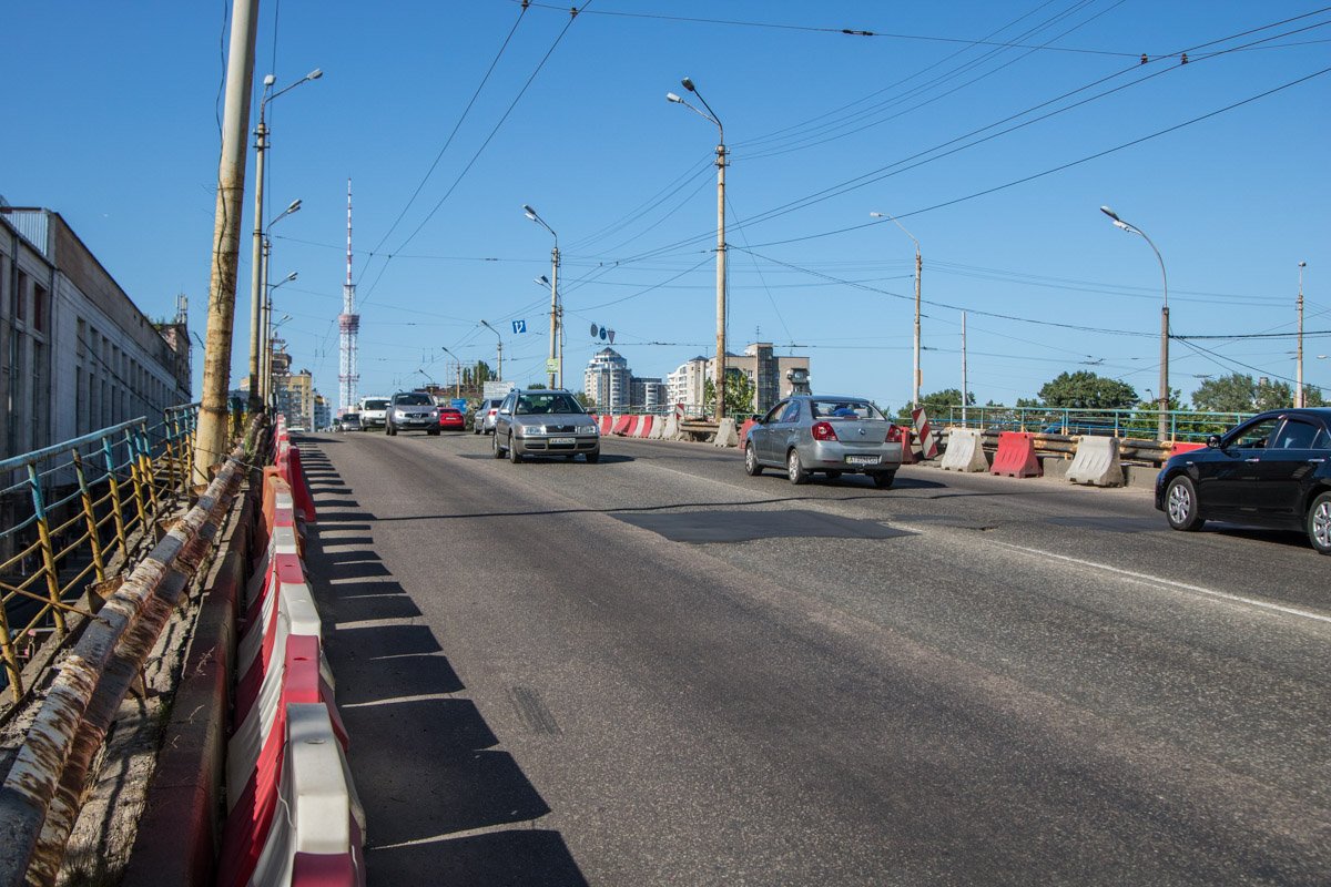 Киевским власти уже второй месяц берутся за ремонт аварийного Шулявского моста