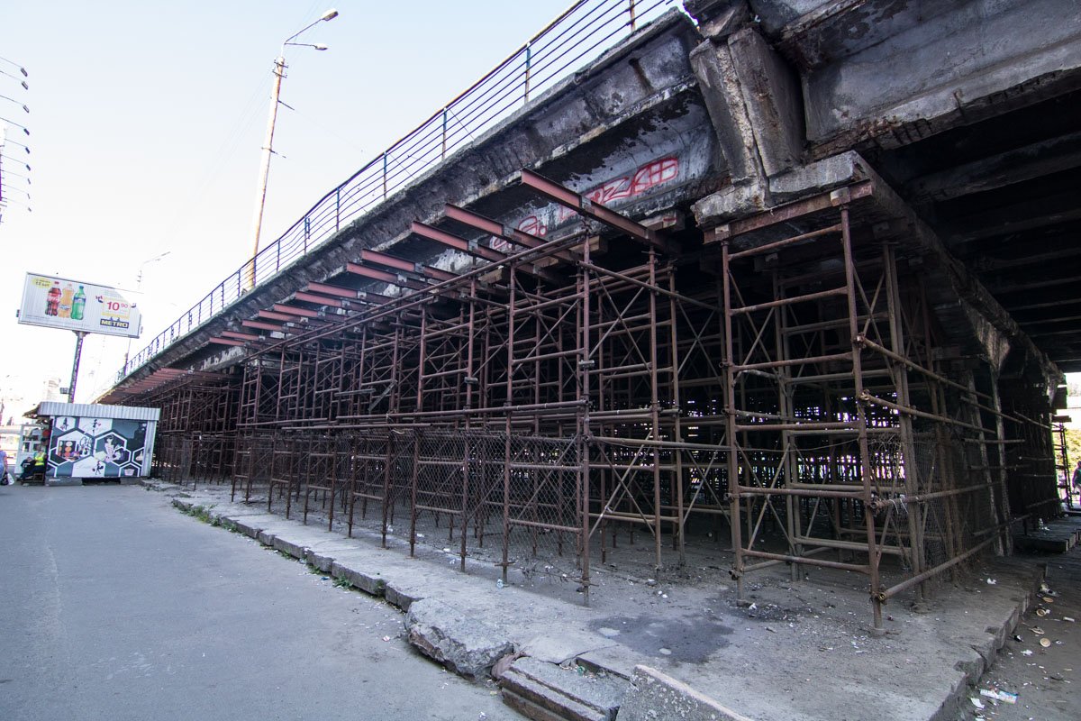 По состоянию на вечер 1 июня дорога не перекрыта, не видно и коммунальщиков, которые должны были начать реконструкцию развязки