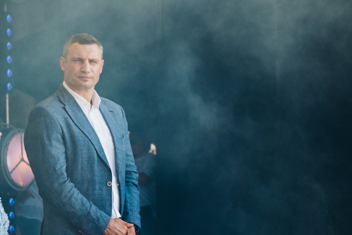 Мэр столицы в праздничных облаках дыма