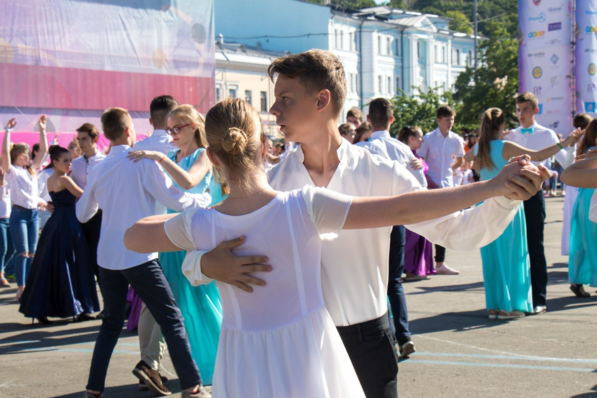 Первый Киевский вальс танцевали одновременно 1032 ребенка