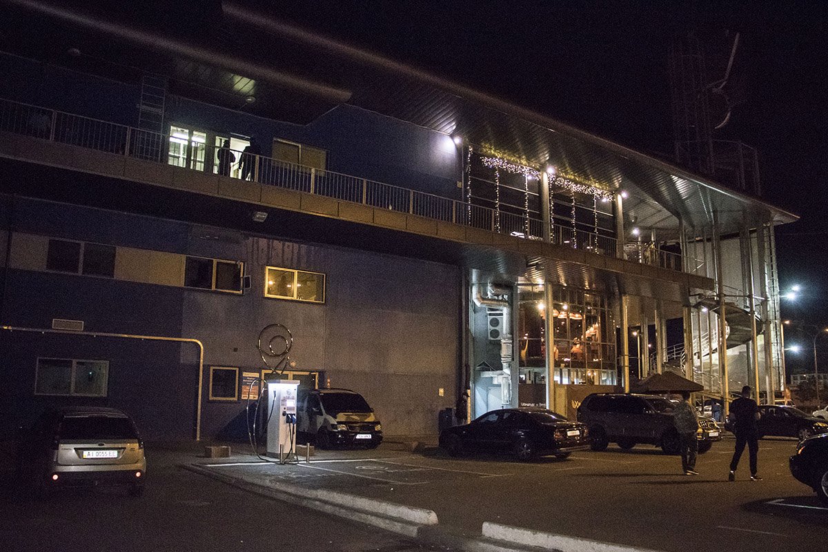 Парни в балаклавах пытались ворваться в офисные здания, расположенные в торгово-развлекательном центре Магеллан Парни в балаклавах пытались ворваться в офисные здания, расположенные в торгово-развлекательном центре Магеллан