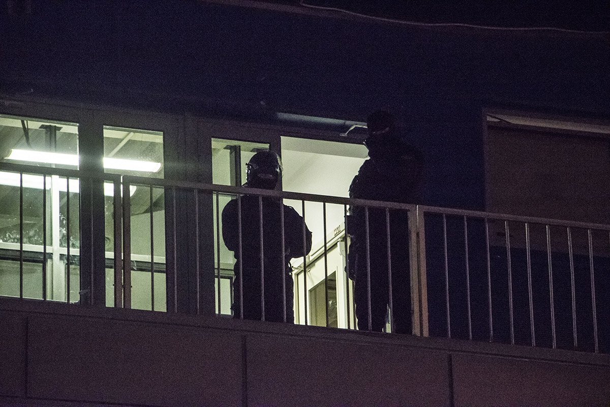 Серьезные ребята в полном обмундировании не пропускали владельцев в помещение Серьезные ребята в полном обмундировании не пропускали владельцев в помещение