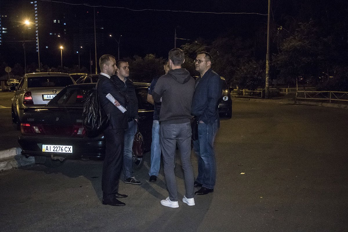 На место прибыли представители ТОВ "Шейк", которым принадлежат помещения в ТРЦ На место прибыли представители ТОВ "Шейк", которым принадлежат помещения в ТРЦ