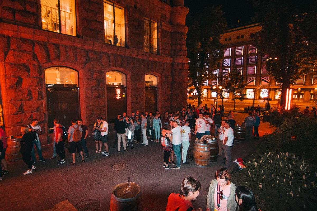 Чтобы принять "горячительного" нужно отстоять очередь 