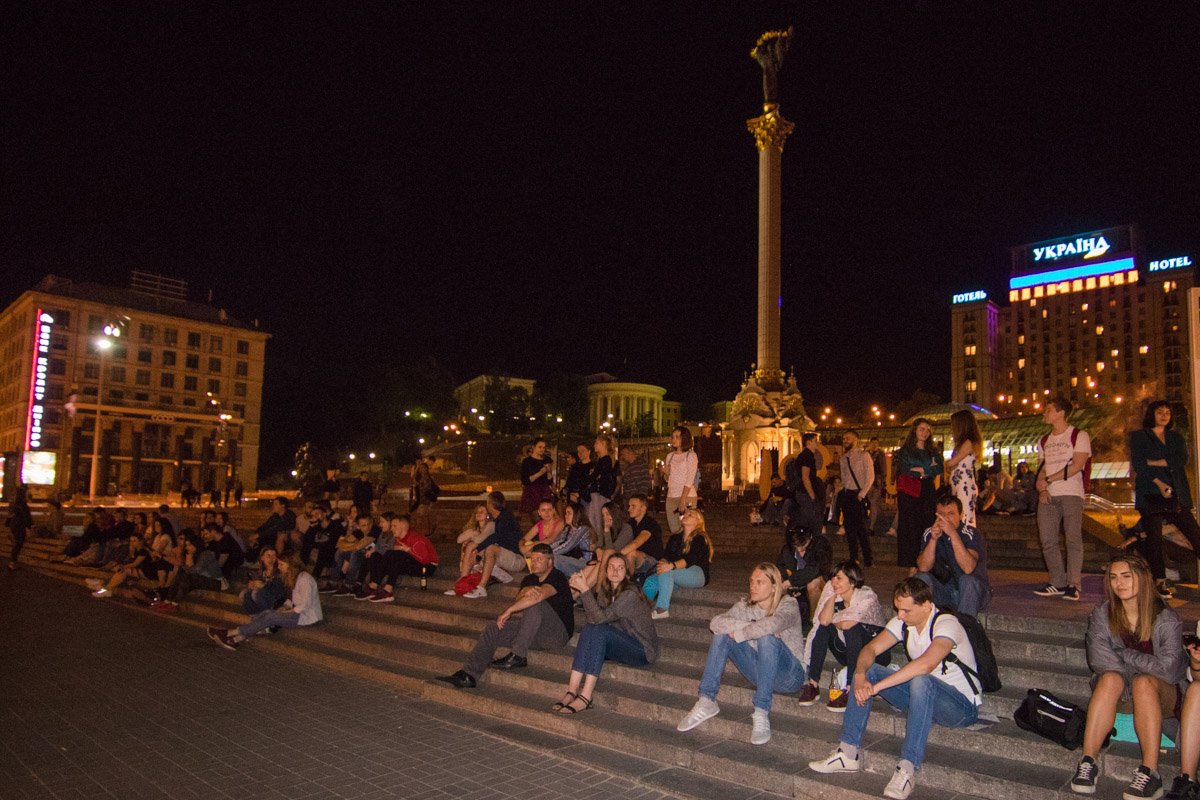 На Майдане люди не "парятся", а просто сидят и общаются на ступеньках 