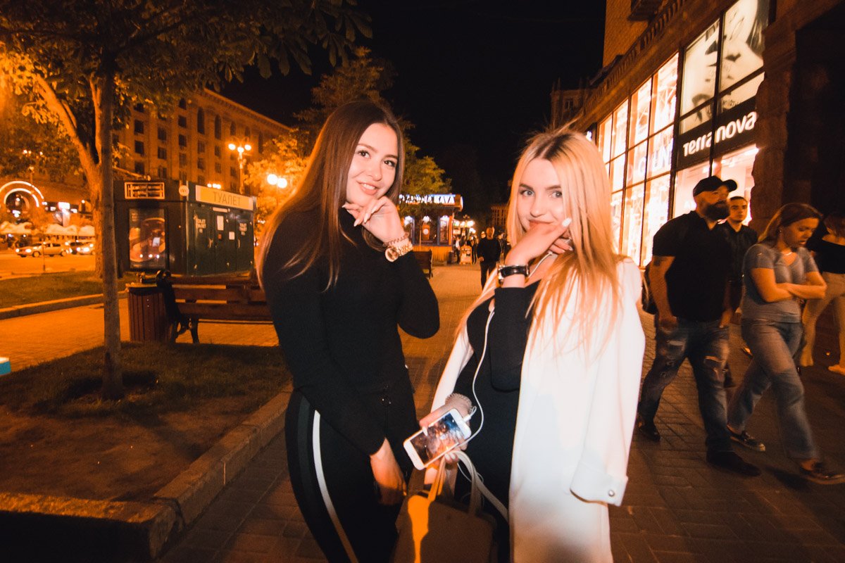 Девушки радостно соглашаются фотографироваться