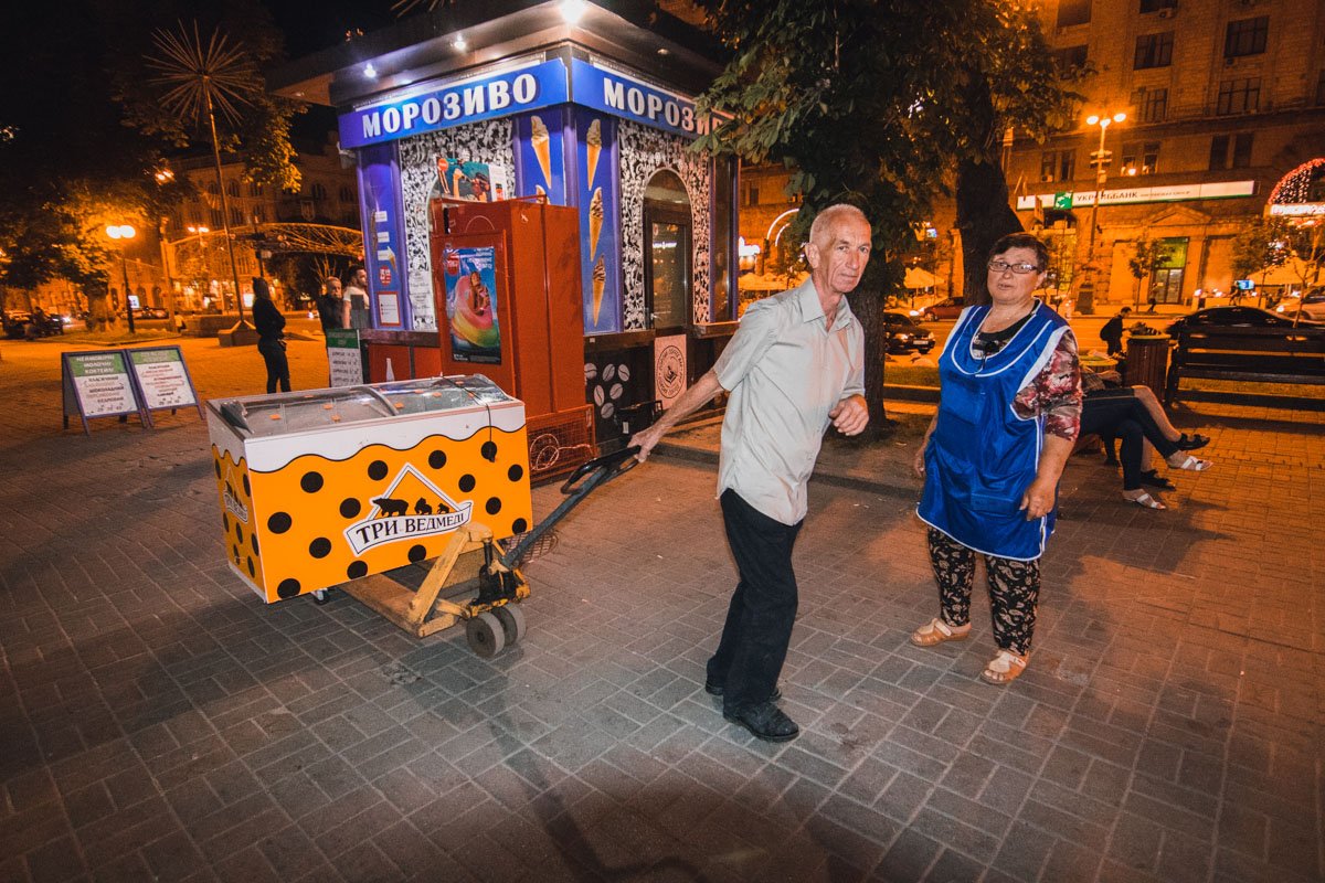 Пока другие развлекаются, эти люди спешат за порцией свежего мороженого 