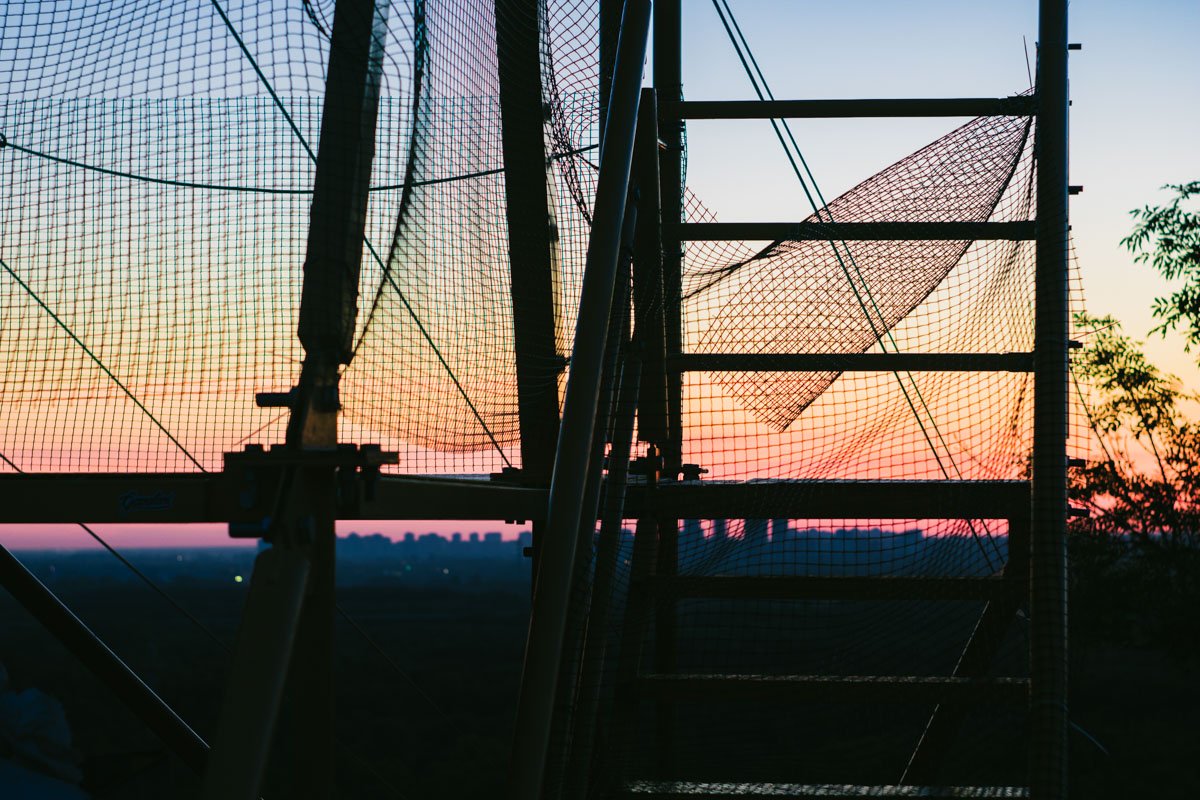 Лучи солнца постепенно заполняют светом пространство 