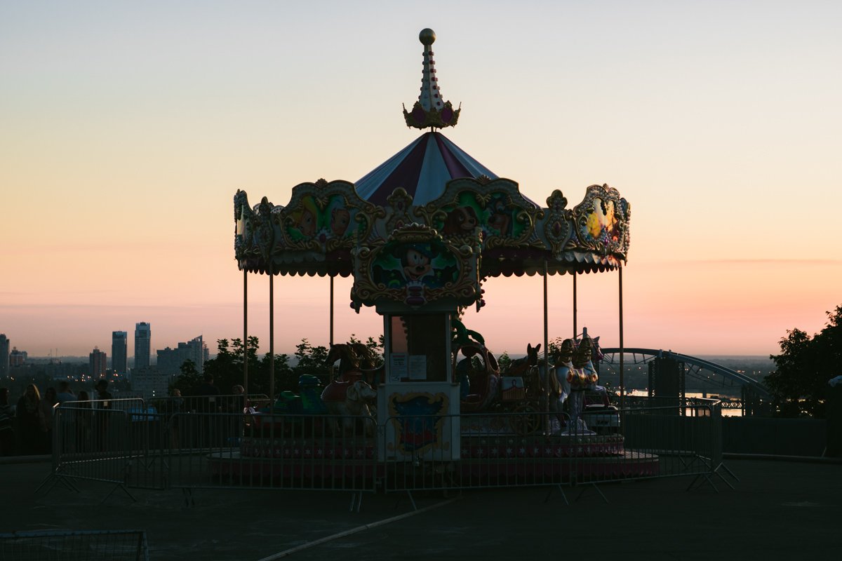 Одинокие аттракционы ждут своих посетителей 