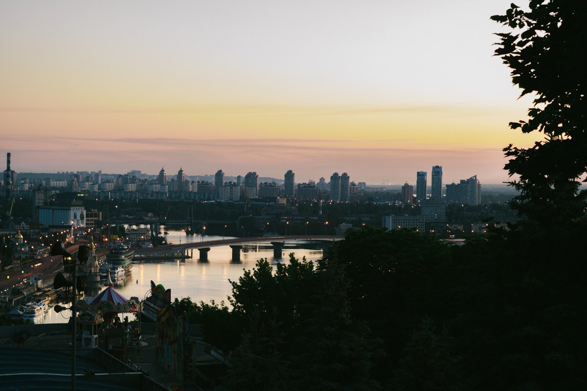 Деревья как будто тоже на внимательно наблюдают за рассветом 