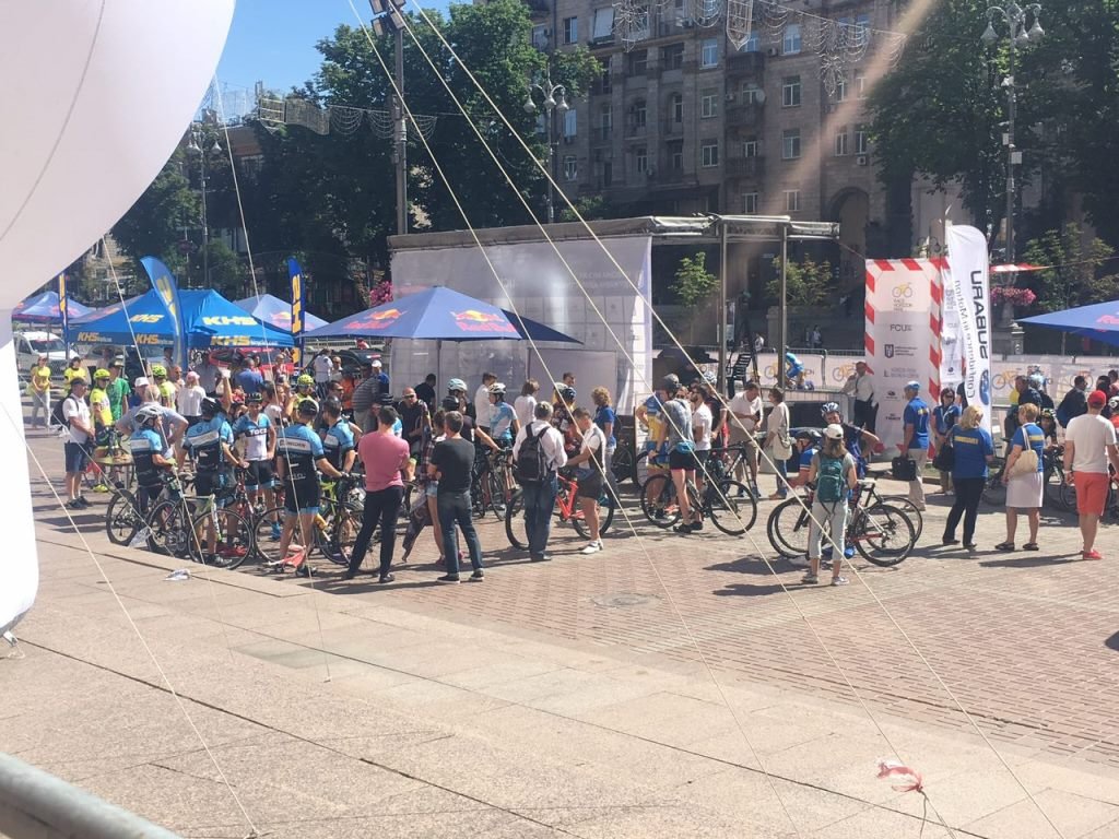 Спортсменки готовятся к старту Спортсменки готовятся к старту