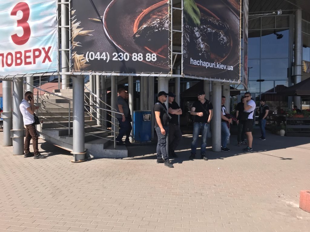 В Киеве блокируют работу ТРЦ Магелан: "Ашан" закрыт, неизвестные угрожают погромом 2