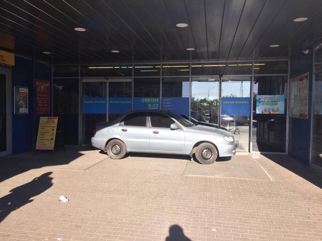 В Киеве блокируют работу ТРЦ Магелан: "Ашан" закрыт, неизвестные угрожают погромом 4