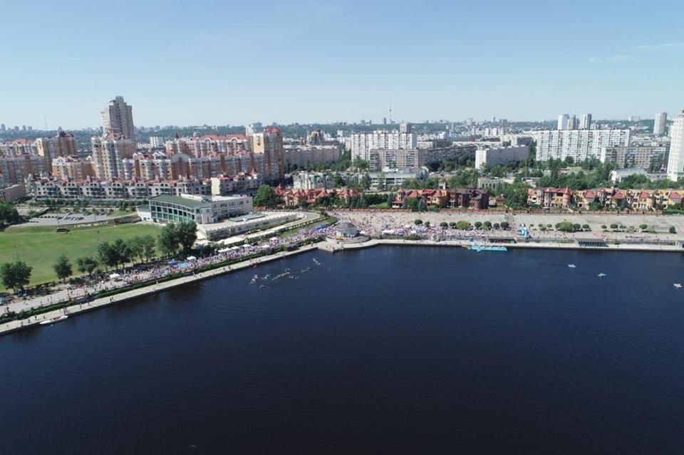 На набережной еще собираются любители здорового образа жизни, пришли семьи с детьми, молодежь, байдарочники и другие спортсмены