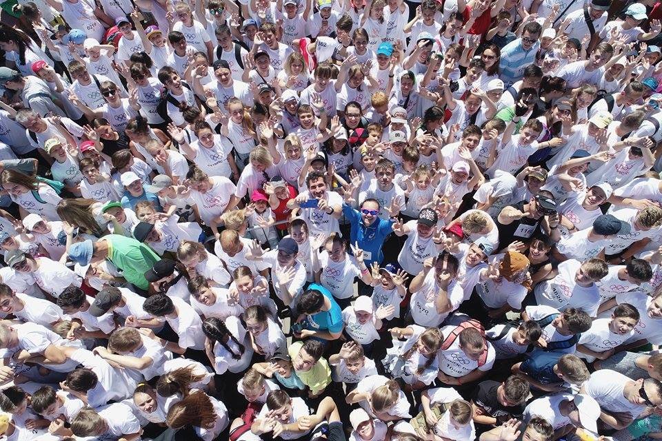 Спортсмены и новички пробежали около километра