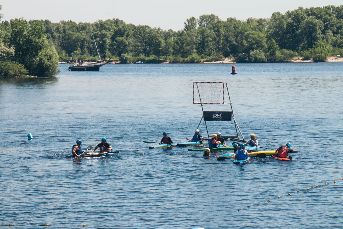 Игра в каноэ-бол