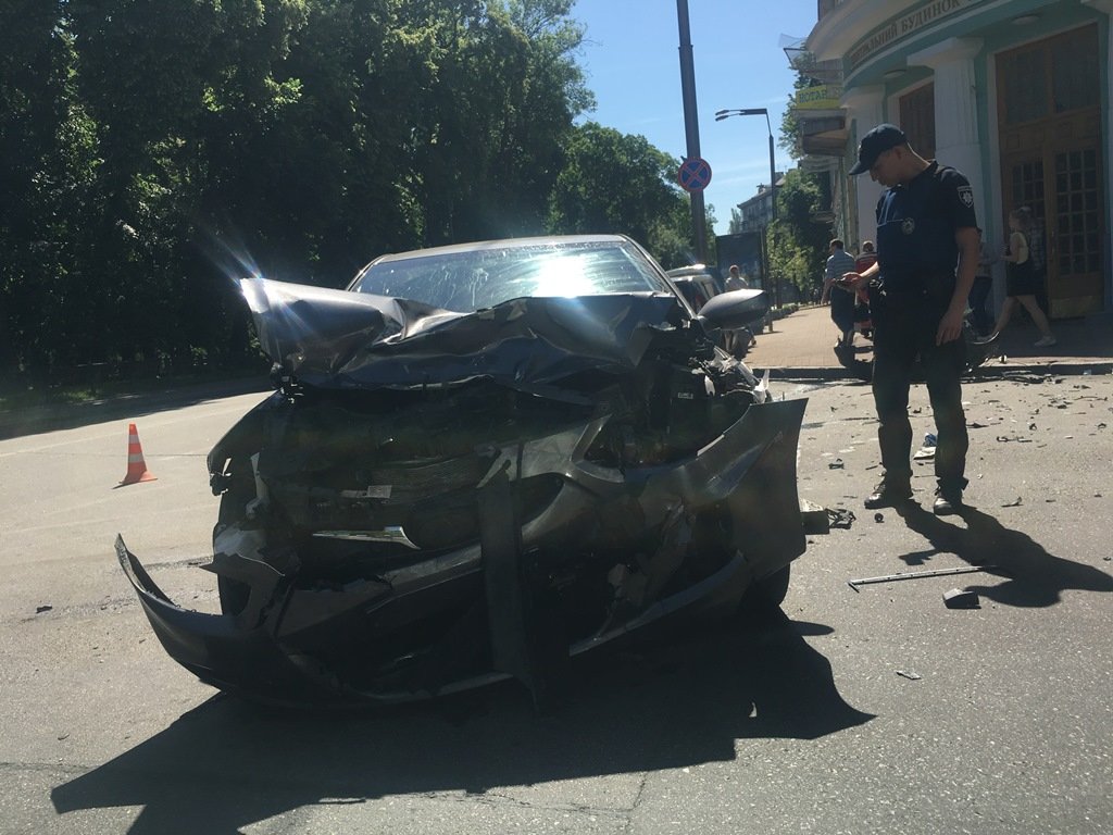 Kia двигался в сторону метро "Арсенальная" и не пропустил Hyundai