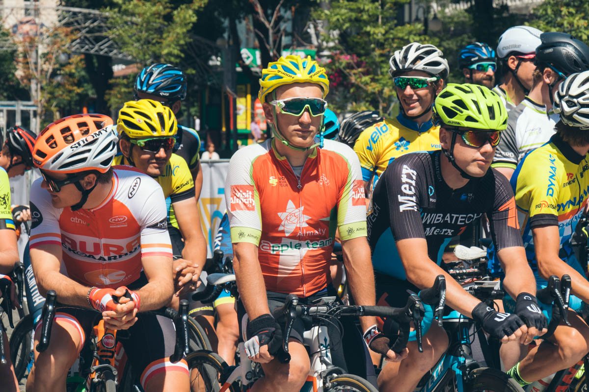 Заграничные спортсмены сегодня проехались по Киеву