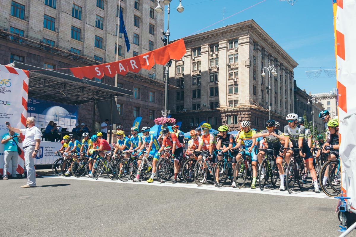 На велосипедистов сегодня пришли посмотреть много людей