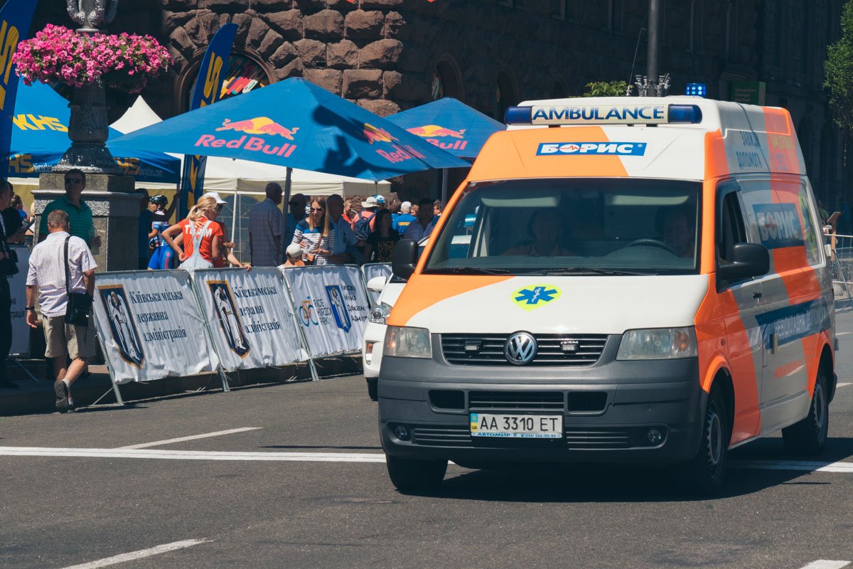 Участники гонки выдерживают тяжелые нагрузки, поэтому скорая дежурила на каждом забеге