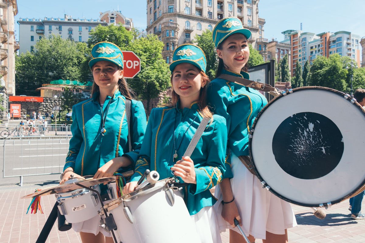 Девушки синхронно выступили