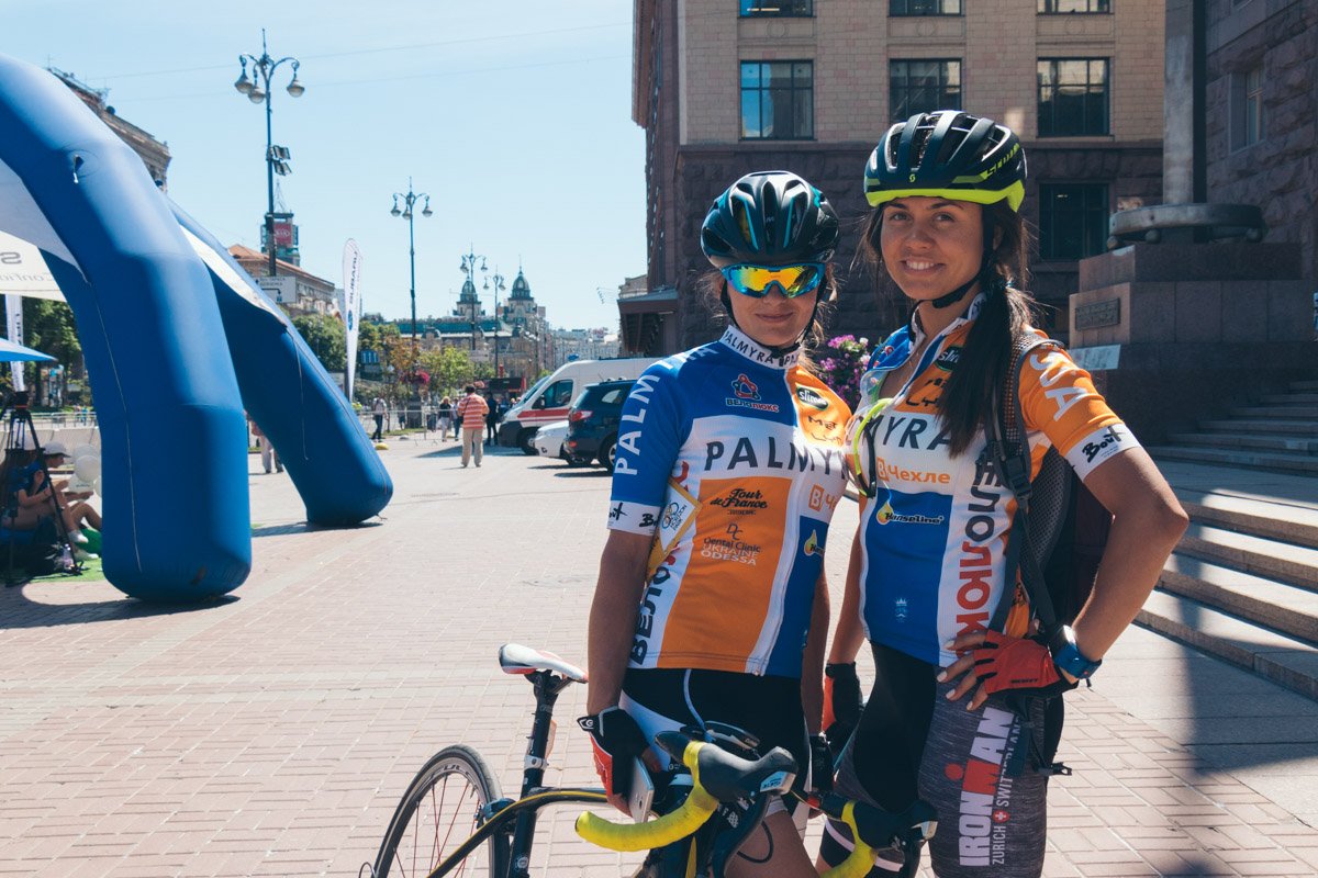 Красивые спортсменки после тяжелого забега