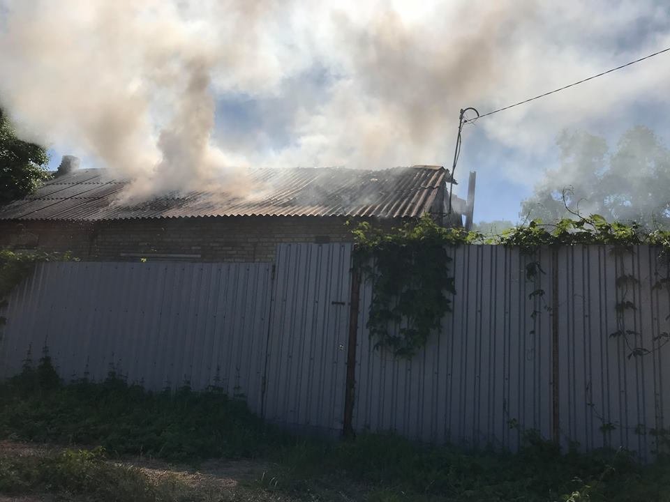 На Столичном шоссе загорелся частный жилой дом