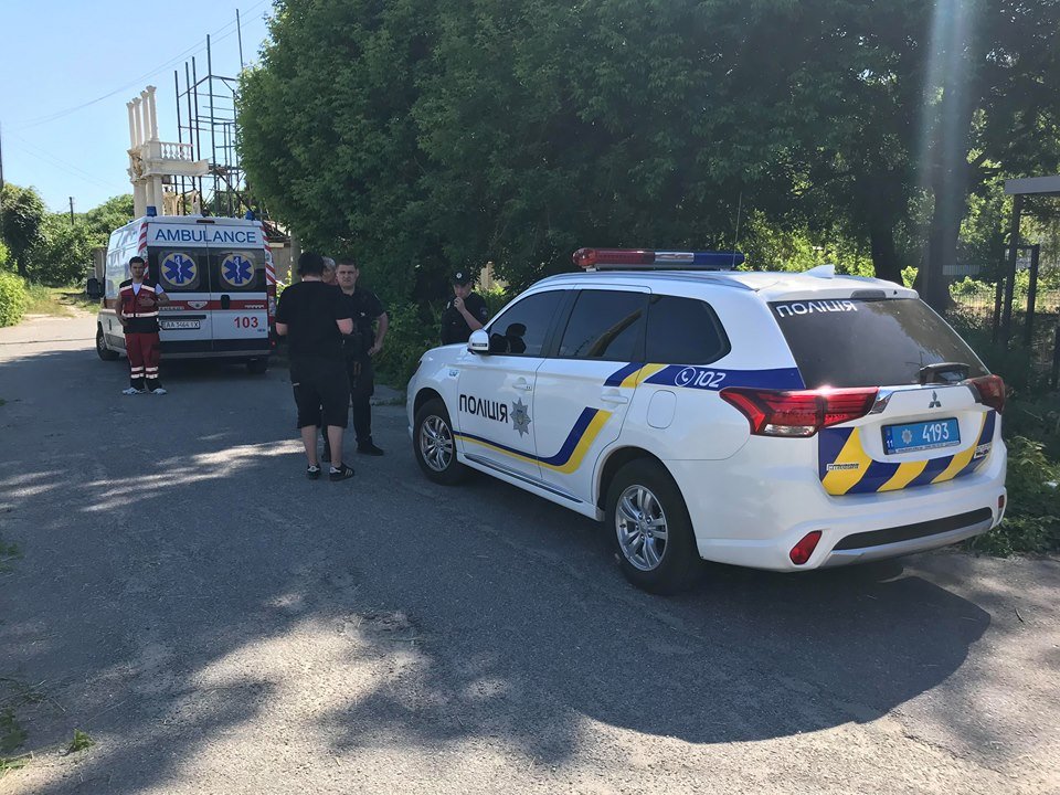 На место инцидента прибыли 7 специальных машин пожарной техники, полиция и машина скорой медпомощи