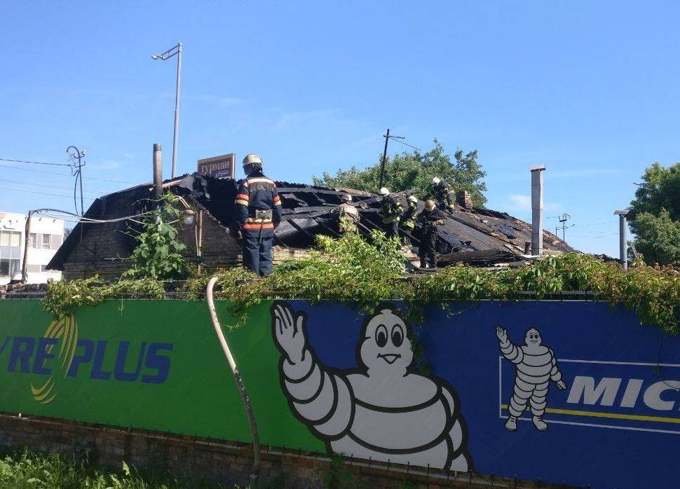 Спасатели разбирают крышу, чтобы пробраться внутрь и ликвидировать огонь