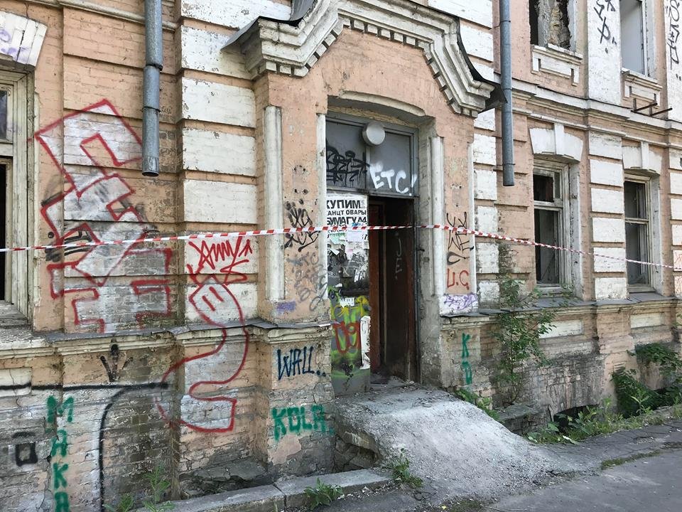 В заброшенном здании за кинотеатром "Киевская Русь" обнаружили труп