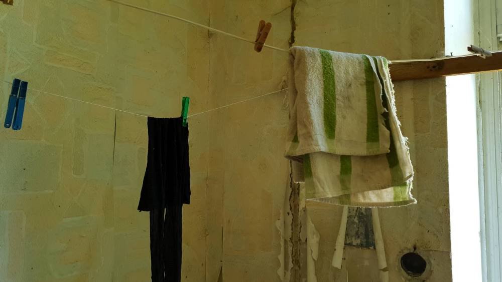 Помещение, где его нашли обустроено и обжито. Фото: Влад Антонов