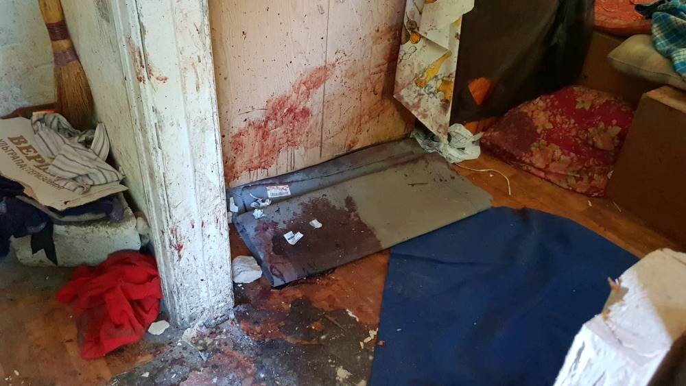 По некоторой информации, мужчину забили тяжелым предметом, и какое-то время он мог оставаться живой