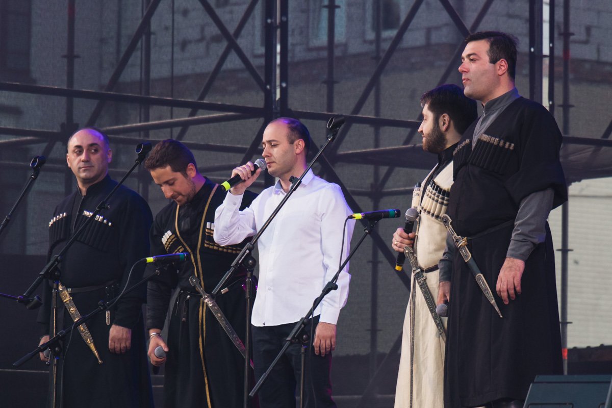 В атмосферу Грузии можно окунуться с головой благодаря зажигательным грузинским песням, танцам В атмосферу Грузии можно окунуться с головой благодаря зажигательным грузинским песням, танцам