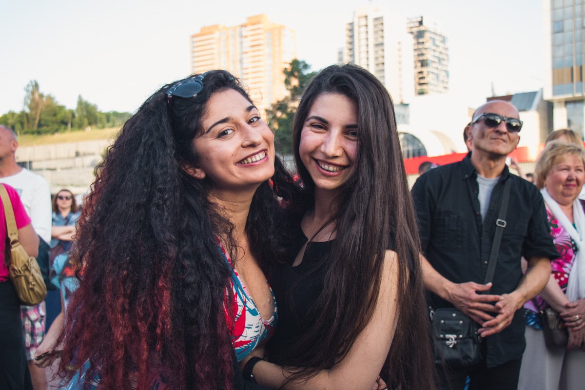 Все наслаждаются головокружительной атмосферой Все наслаждаются головокружительной атмосферой