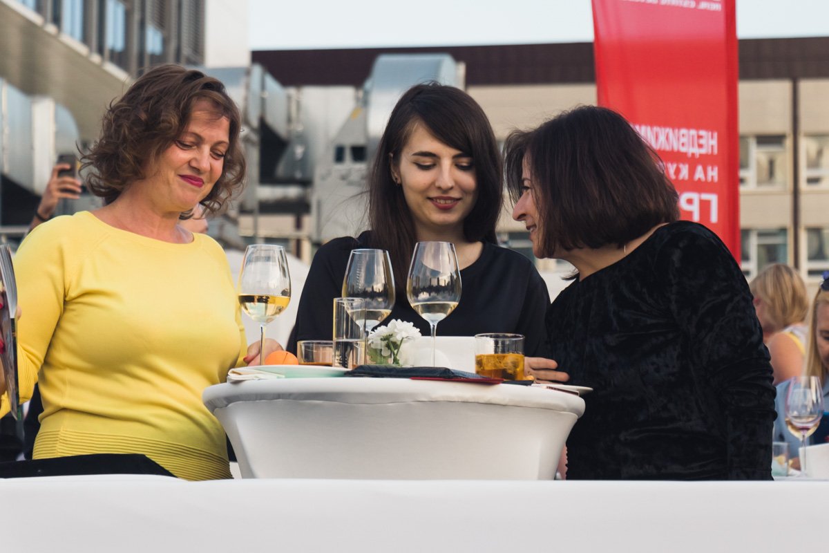 Гости пьют чачу, вино и пробуют грузинские блюда Гости пьют чачу, вино и пробуют грузинские блюда