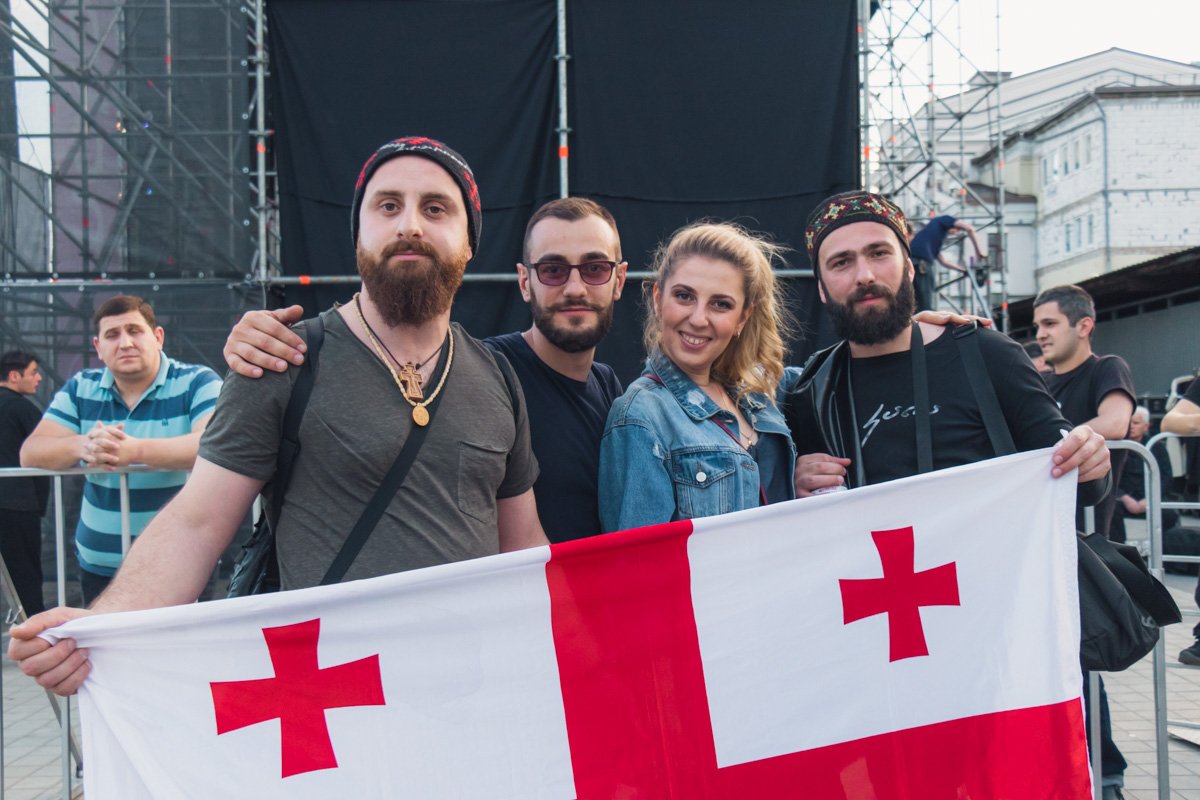 Фотографируются с флагом Грузии и грузинскими исполнителями Фотографируются с флагом Грузии и грузинскими исполнителями